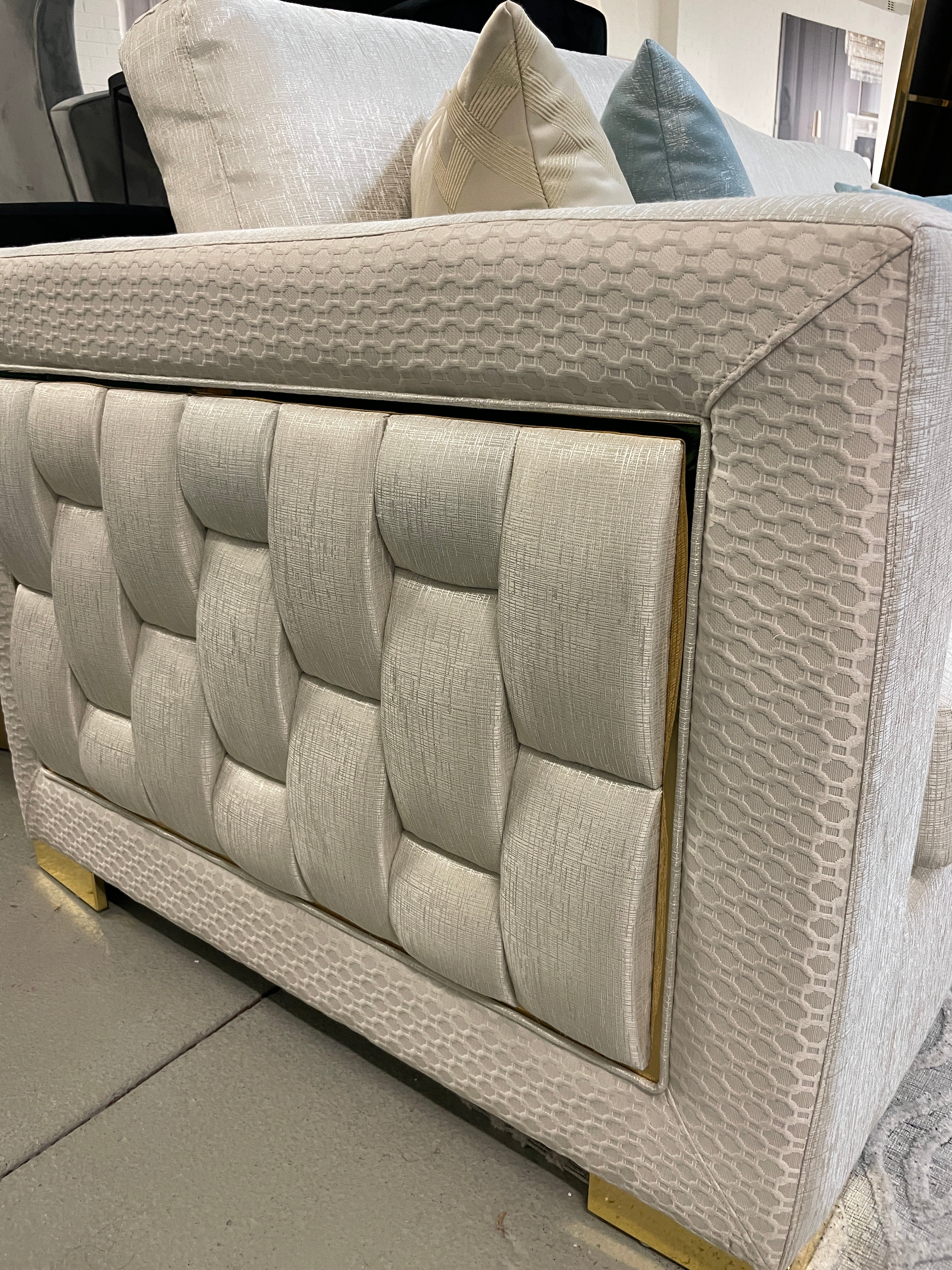 Royce 3 Seater - Image 16